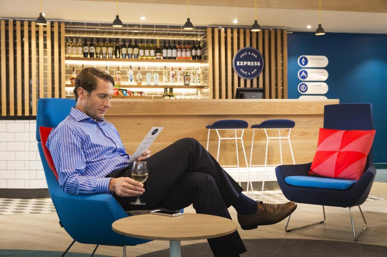 Holiday Inn Express - Fleet By Ihg Exteriör bild